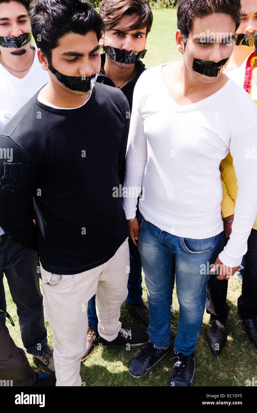 indische Freunde Gruppe Massen Pflaster Stockfoto