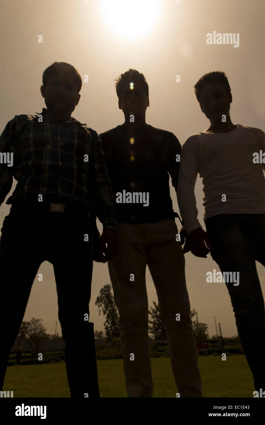 indische Gruppe Freunde Parken stehende pose Stockfoto