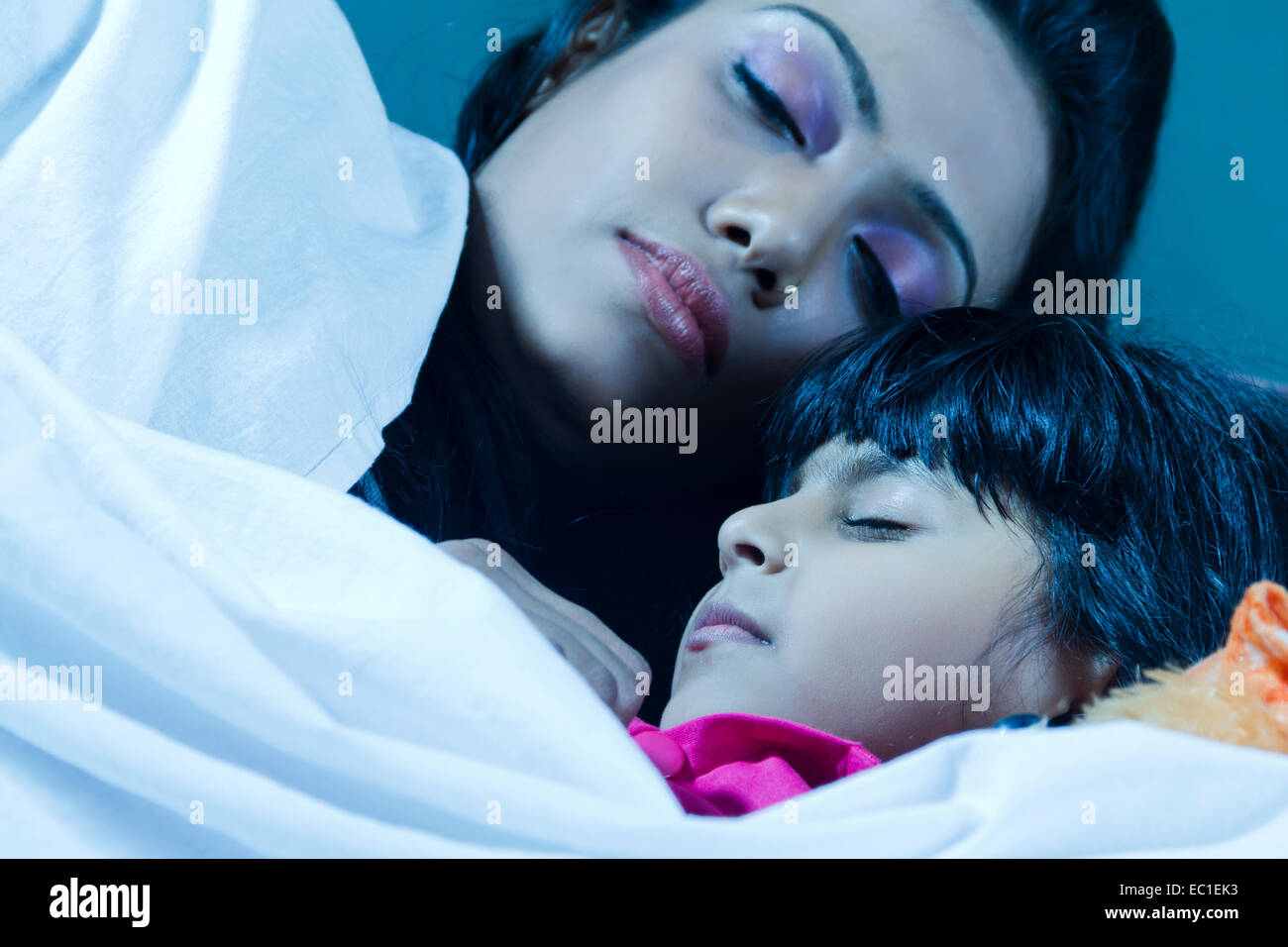 indische Kinderbetreuung Mutter schlafen Stockfoto
