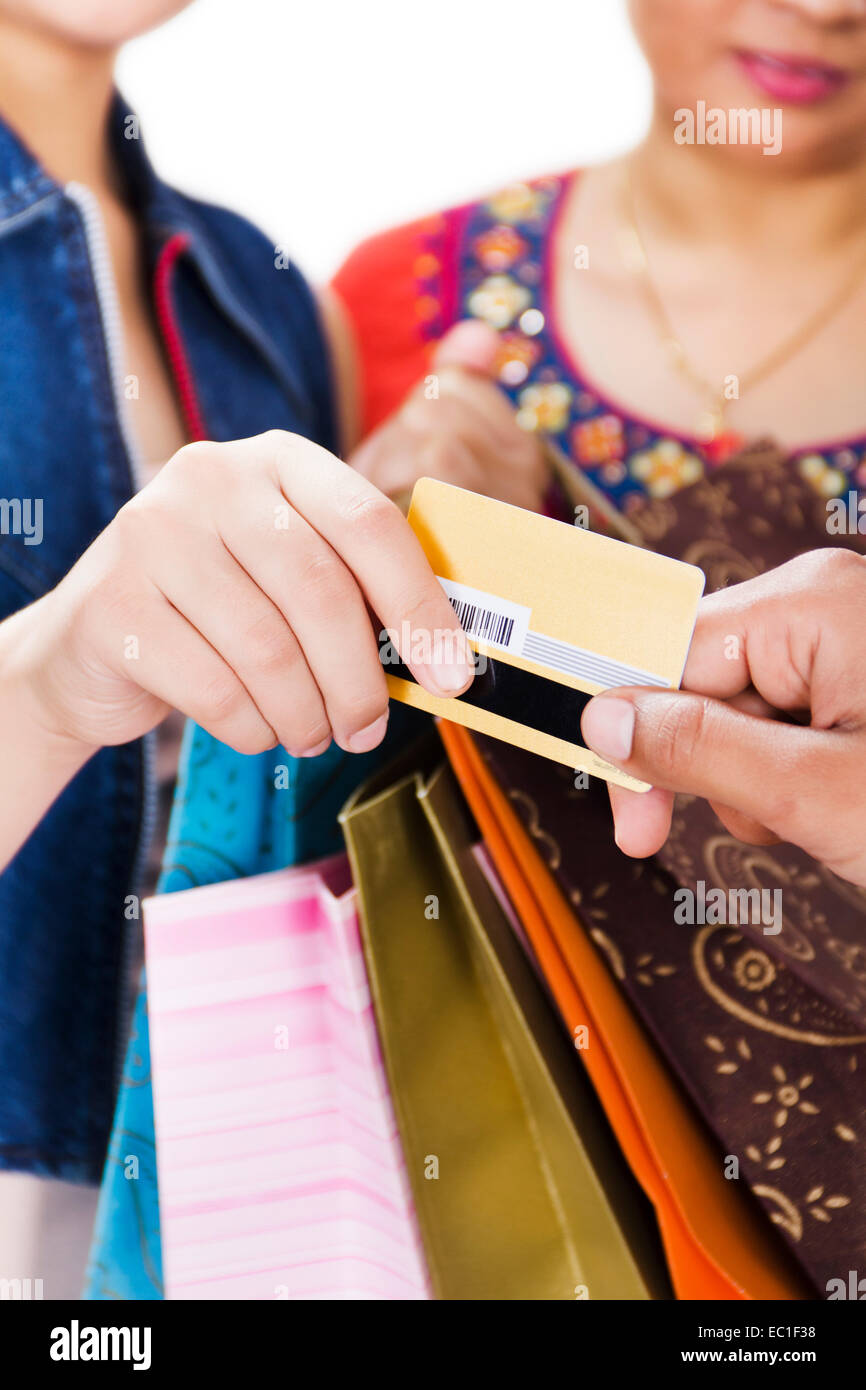 indische Mutter und Tochter Kreditkarte einkaufen Zahlung Stockfoto