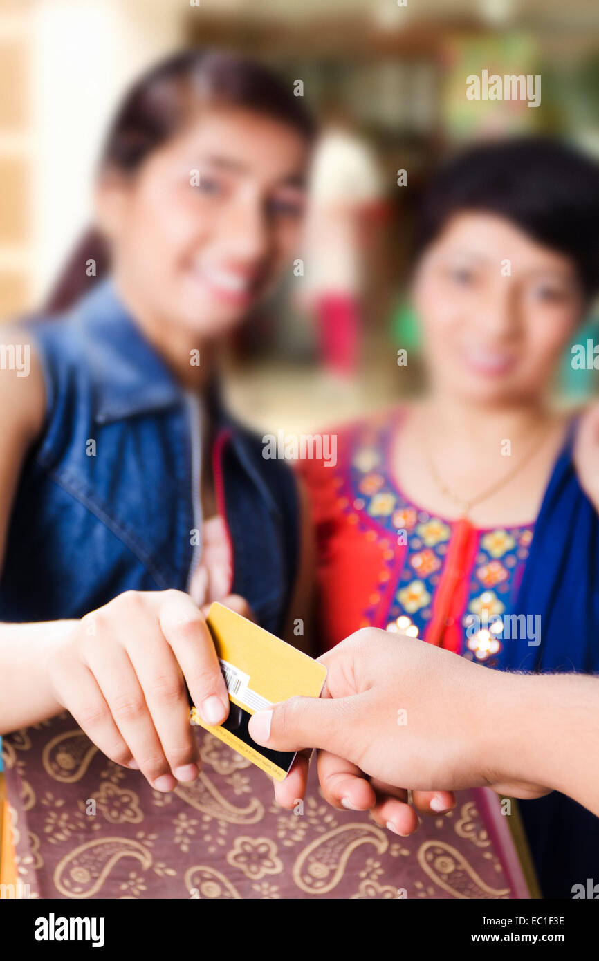 indische Mutter und Tochter Kreditkarte einkaufen Zahlung Stockfoto