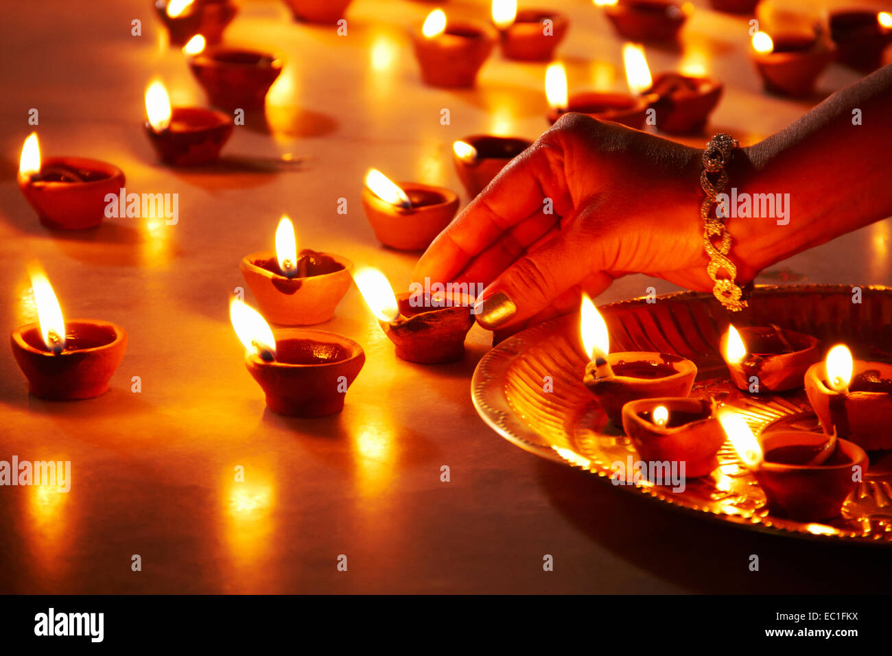 1 indische Dame Diwali Festival nach Hause Vermittlung von Diya Anbetung Stockfoto