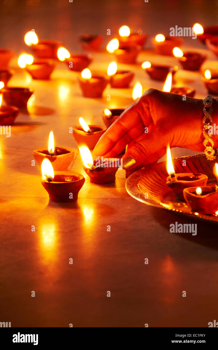 1 indische Dame Diwali Festival nach Hause Vermittlung von Diya Anbetung Stockfoto