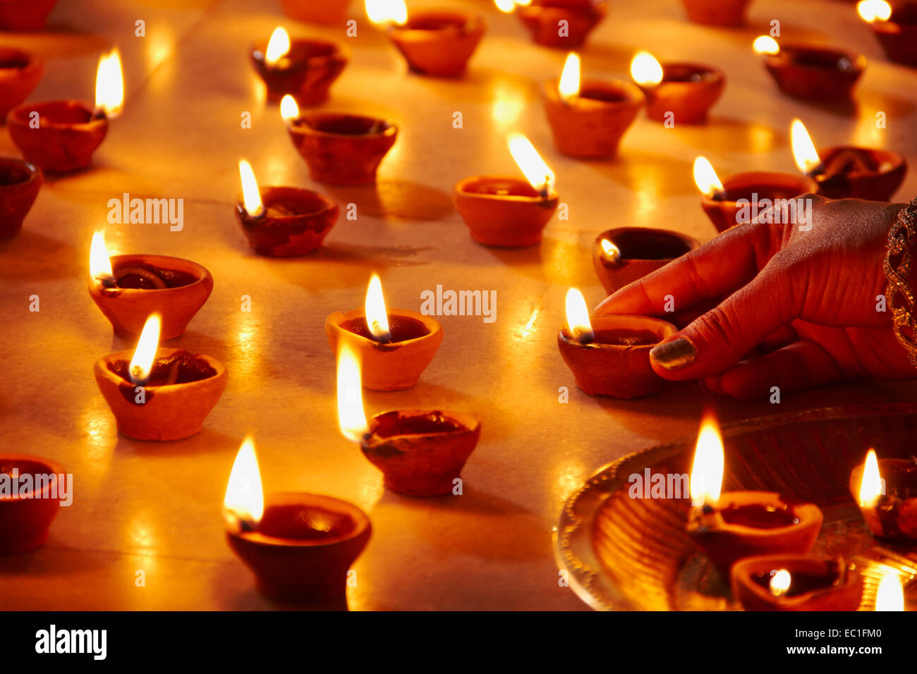 1 indische Dame Diwali Festival nach Hause Vermittlung von Diya Anbetung Stockfoto