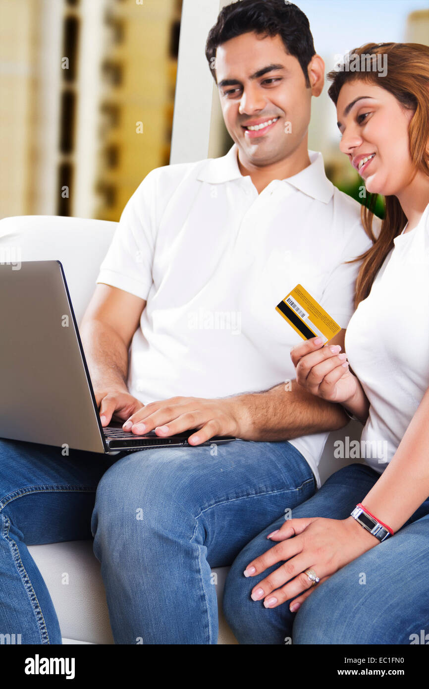 indischen Ehepaar Laptop Online Shopping Stockfoto