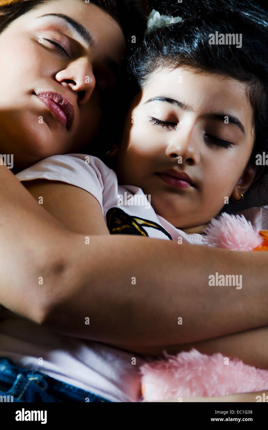 indische Mutter mit Kind schlafen Stockfoto