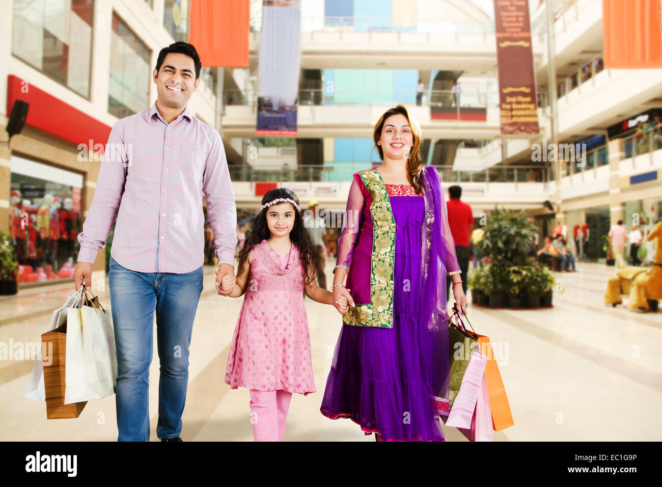 indische Eltern mit Kind mall Shopping Stockfoto