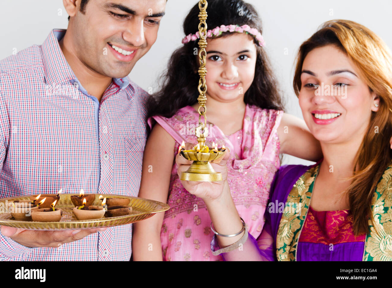 indischer Eltern mit Kind Diwali Festival Worship Stockfoto