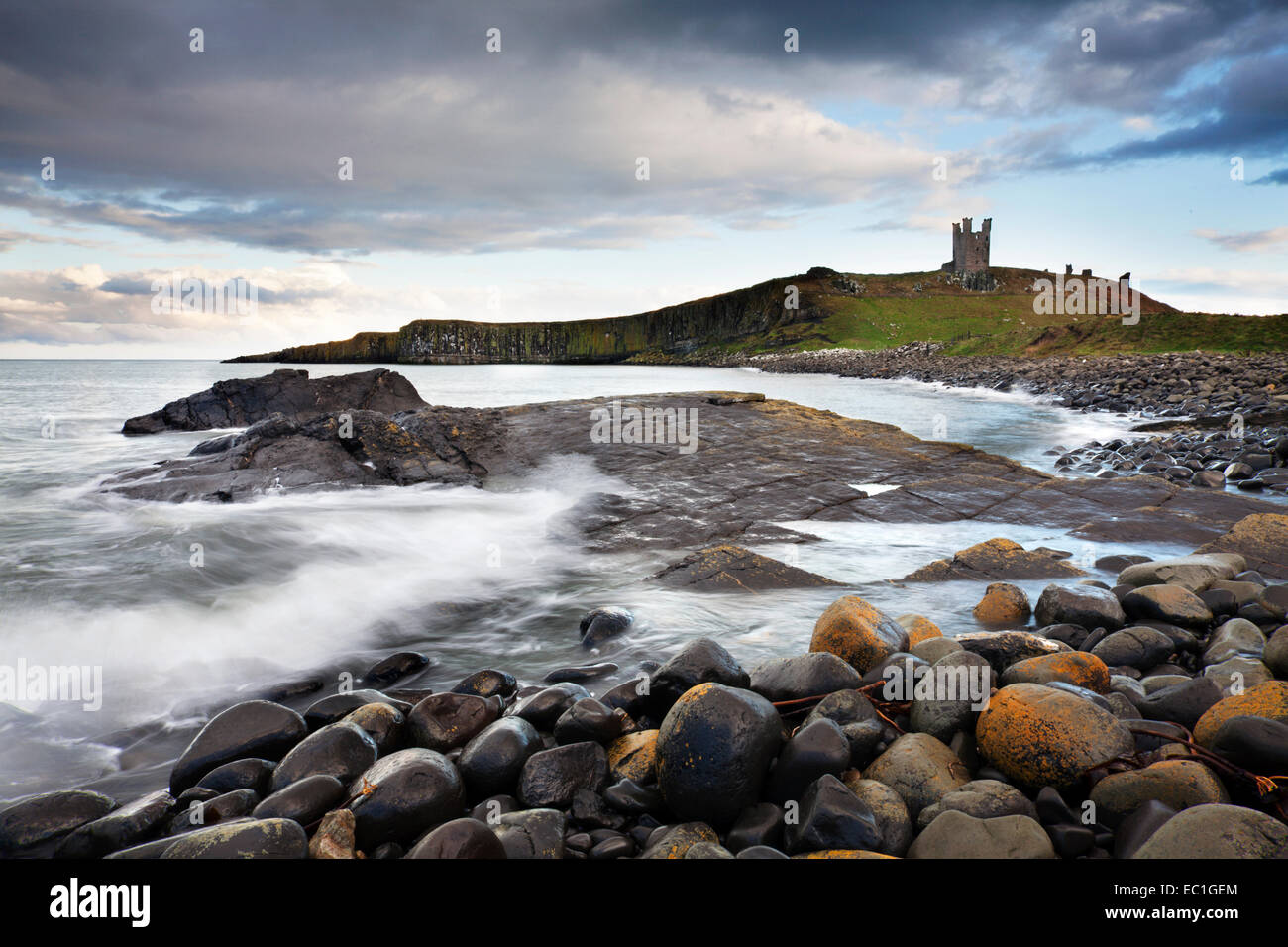 Greymare Rock und Dunstanburgh Castle Northumberland Küste England Stockfoto