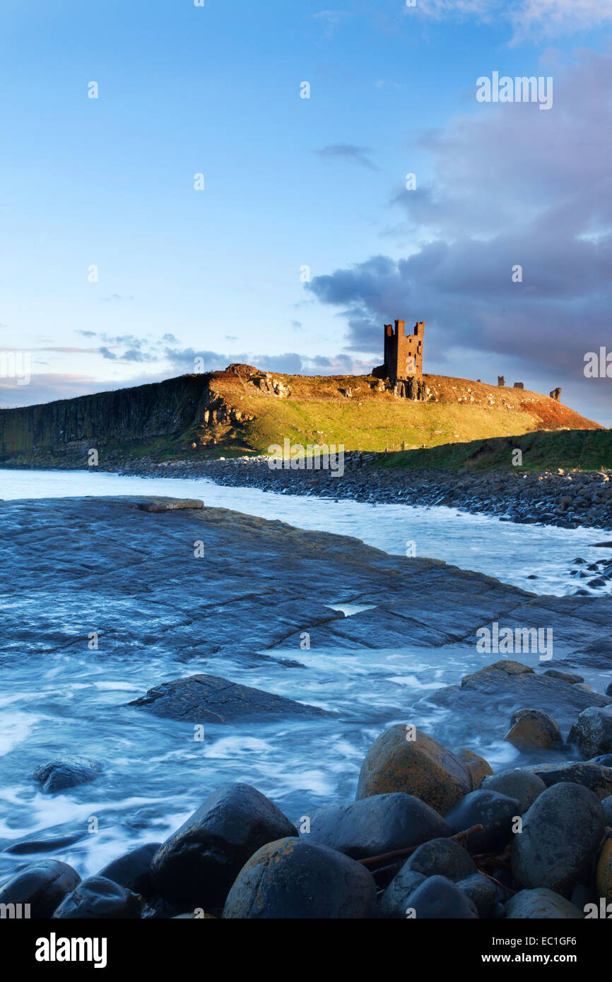 Dunstanburgh Castle bei Sonnenuntergang Northumberland Küste England Stockfoto