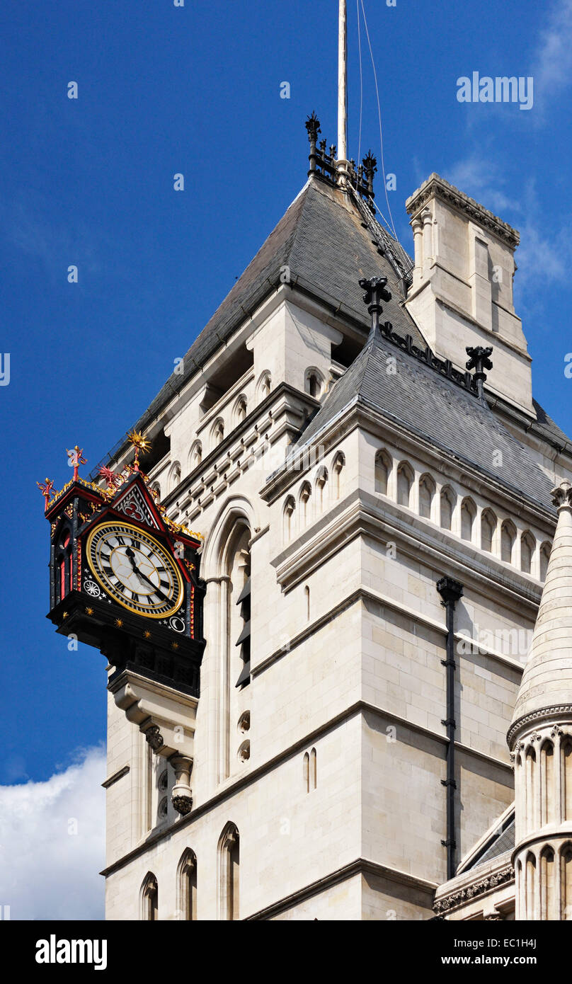 Royal Courts of Justice, großen Uhr am Turm. Fleet Street, London. Von Königin Victoria, eröffnet 1882. Der oberste Gerichtshof besteht aus Stockfoto