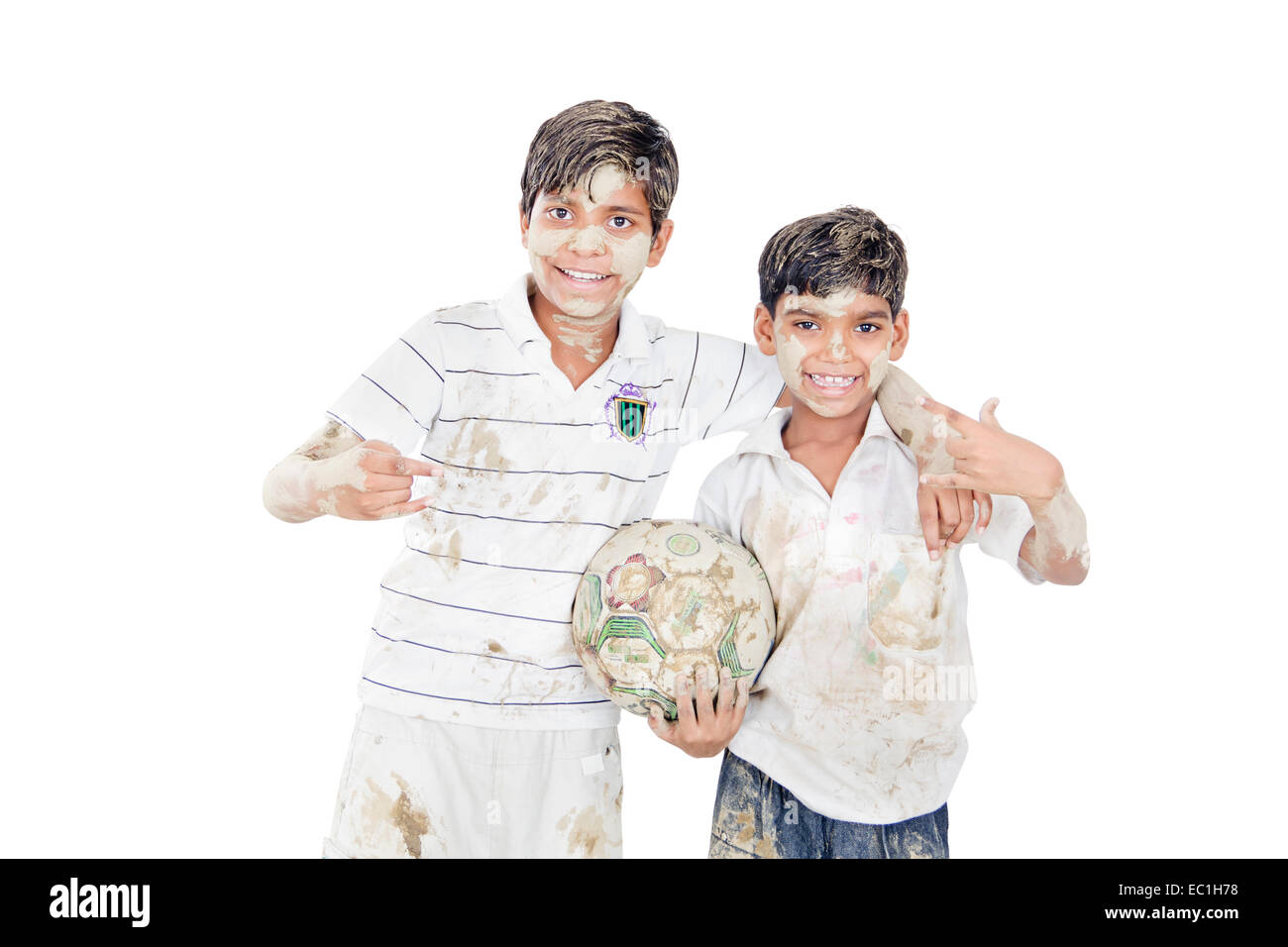 2 Indans Kinder jungen Freunden Fußball spielen Händen gestikulieren. Stockfoto