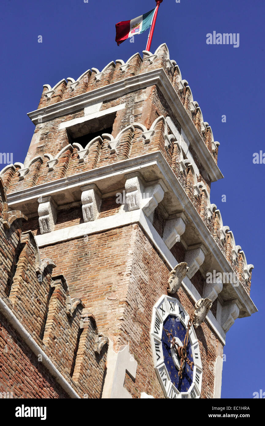 Venedig-Arsenal-Turm mit Uhr. Die Tore und Türme, um Venedig Arsenale (Sestiere di Castello), entstanden 1453, restauriert Stockfoto