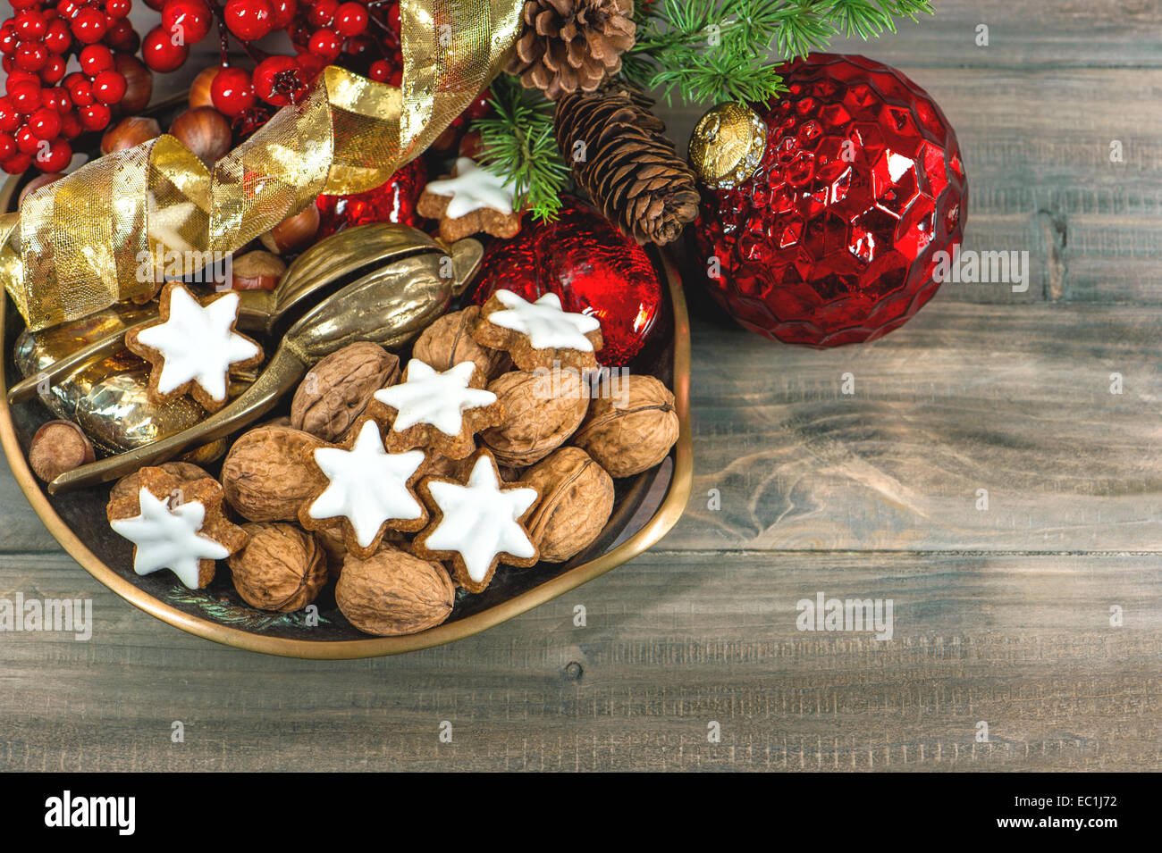 Dekorationen, die rote Christbaumkugeln und Zimt-Cookies. Retro-Stil getönten Bild Stockfoto