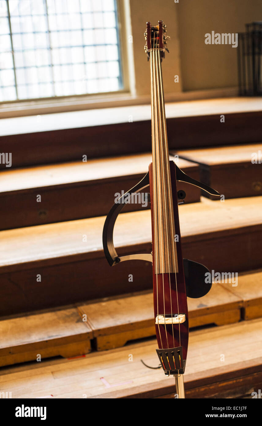 Stillen elektrischen aufrecht Bass, Kontrabass, 4-Saiter, auf Ständer Stockfoto