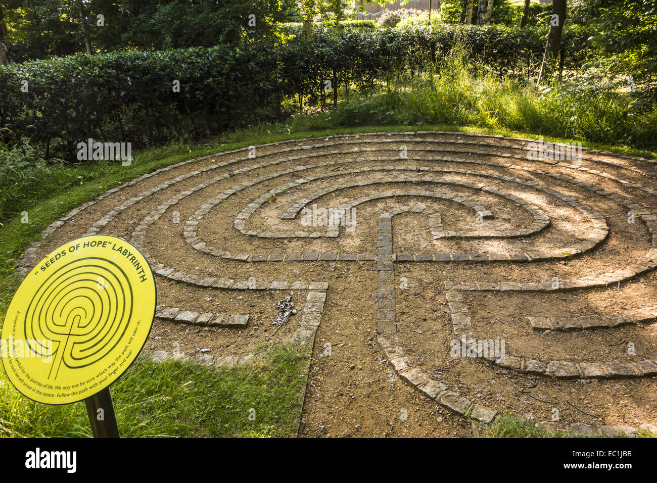 Samen der Hoffnung Labyrinth, Guildford Kathedrale. "Ein Symbol für die Reise des Lebens". Im Kinder Garten von Guildford Kathedrale; Stockfoto