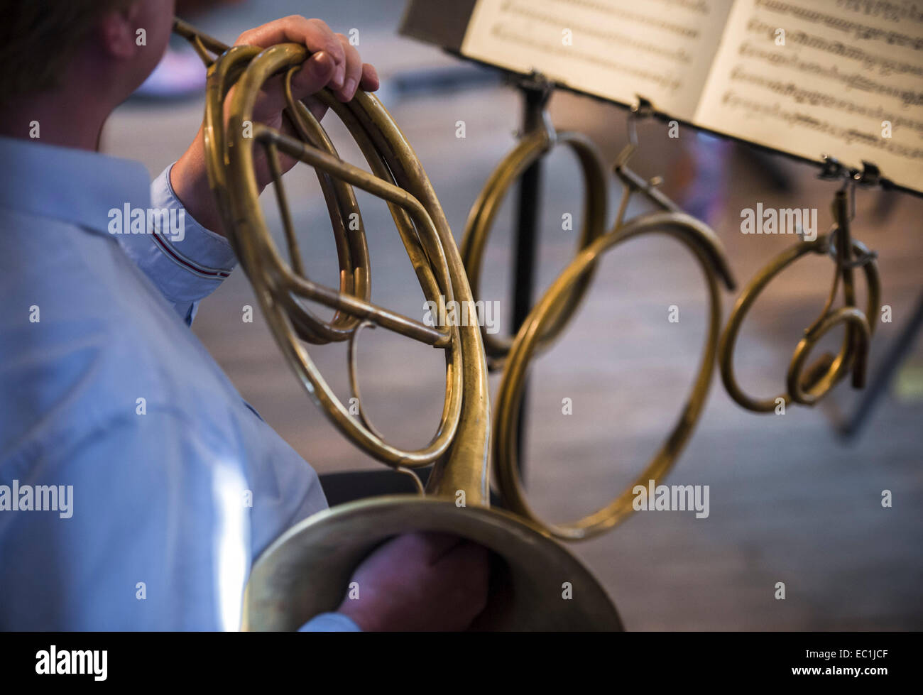 Klassische Naturhorn mit Gauner hängen vom Notenständer. Die Gauner werden verwendet, um die Tonhöhe, Maßstab und harmonische Reihe spektakulärer, ändern nach den aktuellen Kehy der Musik. Hand-Horn, Naturhorn. In der Probe mit der Hanover Band Stockfoto