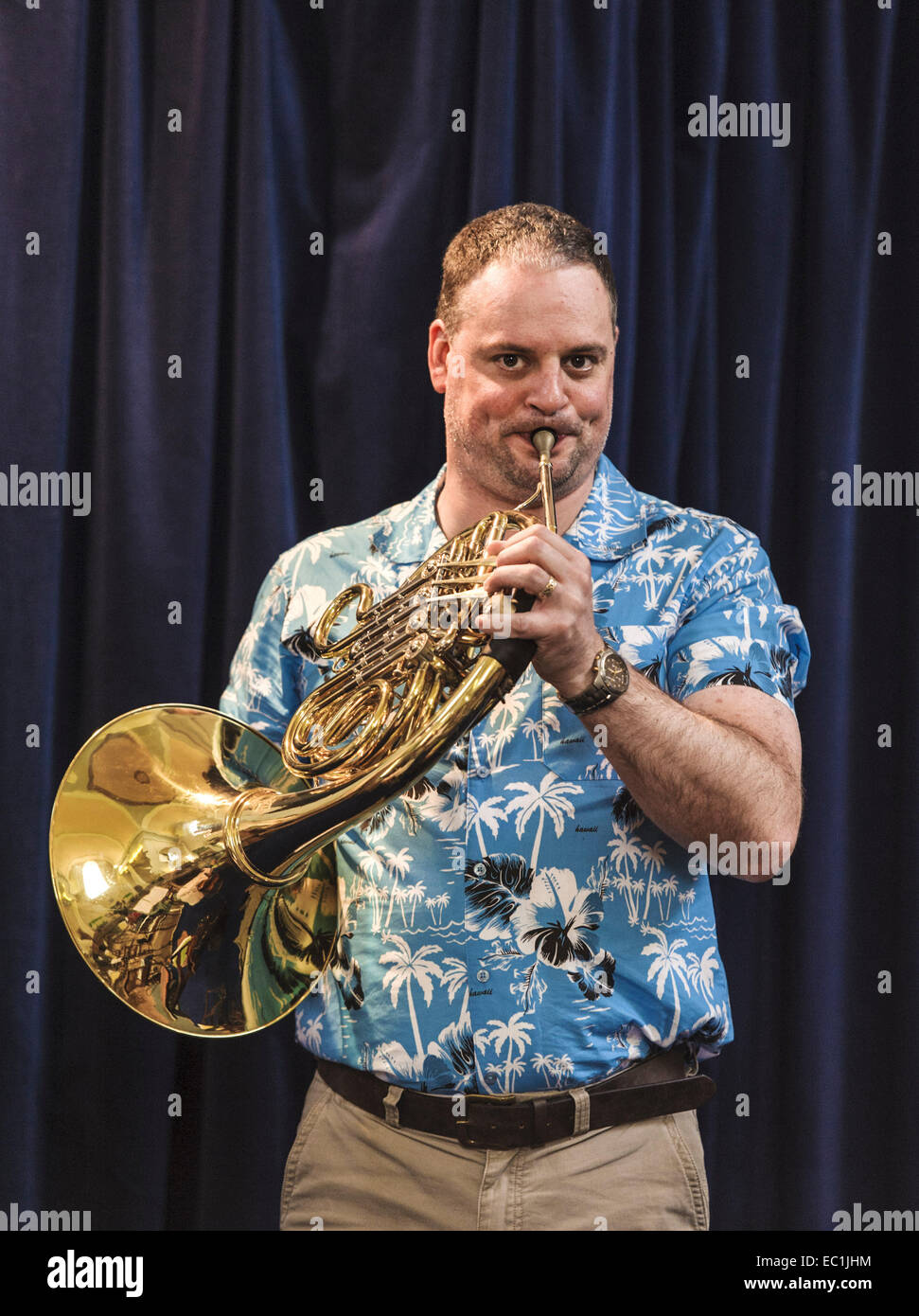 Orchestrale Doppelhorn, gespielt von Shane O'Neill, Kapellmeister der britischen Armee (WO1), The Band of Royal Electrical und Stockfoto