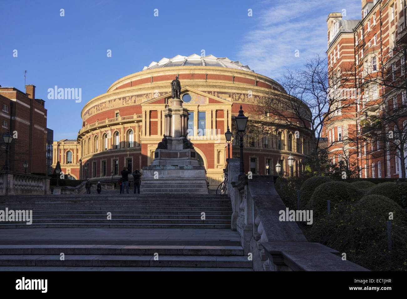 Royal Albert Hall, außen von Südseite bei Sonnenuntergang, mit der berühmten Treppe auf die Fussgänger-Warteschlange für die Zulassung zu den BBC Proms-Sommerserie, seit 1941 hier gehostet. Stockfoto