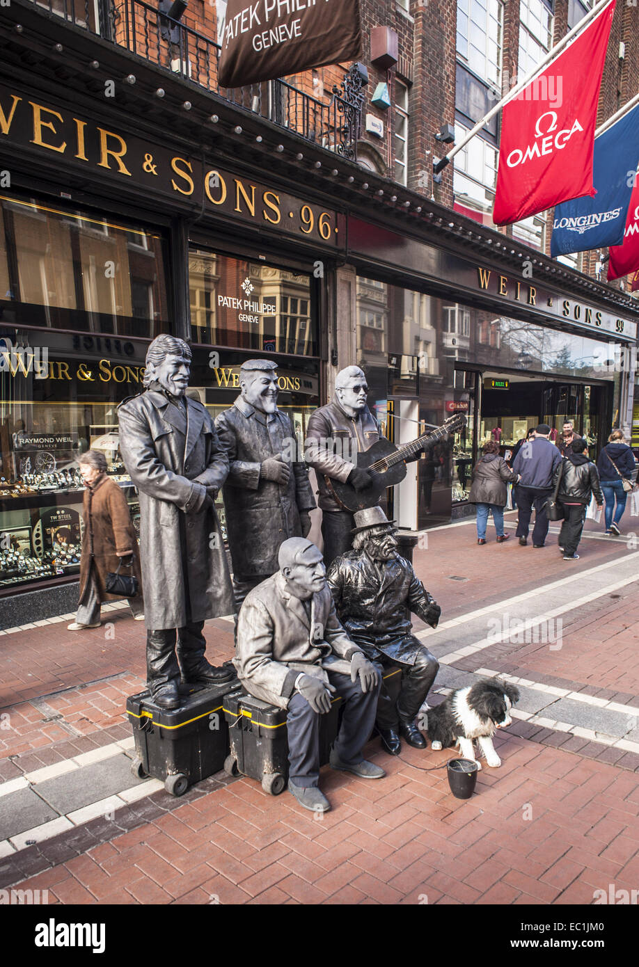Statue Vivante, Straßenmusikanten. 5 Irish Statuen Vivantes, Grafton St., Dublin. Mit Gitarrist und Look-alike Hund. Live Männer Ar e Stockfoto