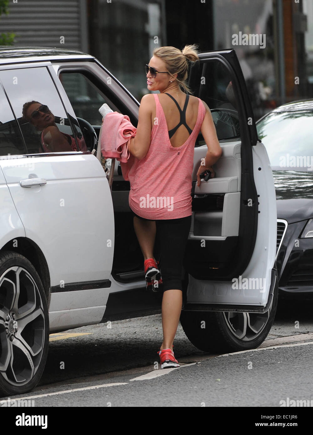 Alex Gerrard kehrt zu ihrem Auto nach Verlassen der Turnhalle. Die beliebte WAG hatte ihr Range Rover auf doppelte gelbe Linien außerhalb der Turnhalle geparkt Featuring: Alex Gerrard Where: Liverpool, Vereinigtes Königreich bei: 5. Juni 2014 Stockfoto