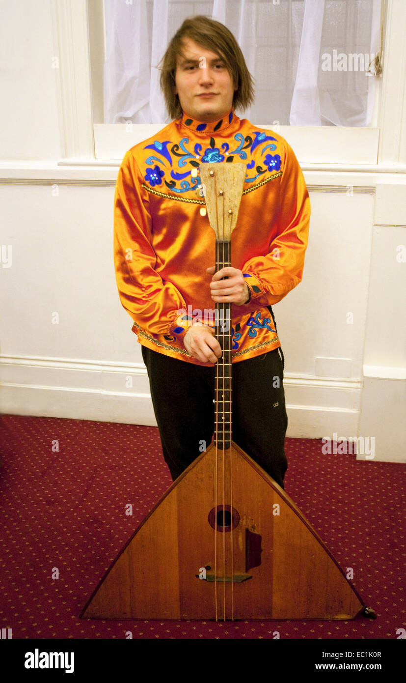 Bass balalaika Fotos und Bildmaterial in hoher Auflösung Alamy