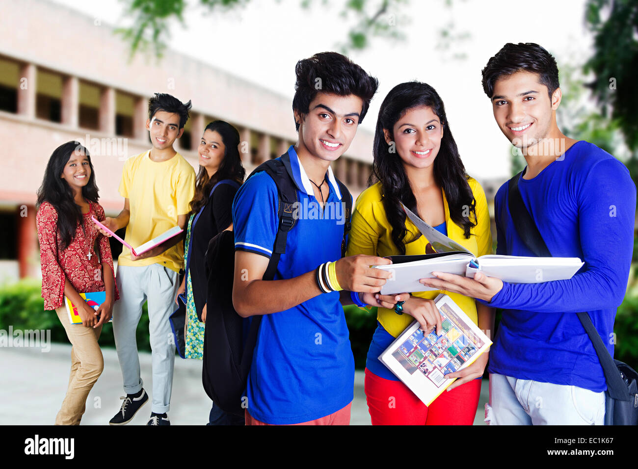 indische College-Freunde Studenten studieren Stockfoto