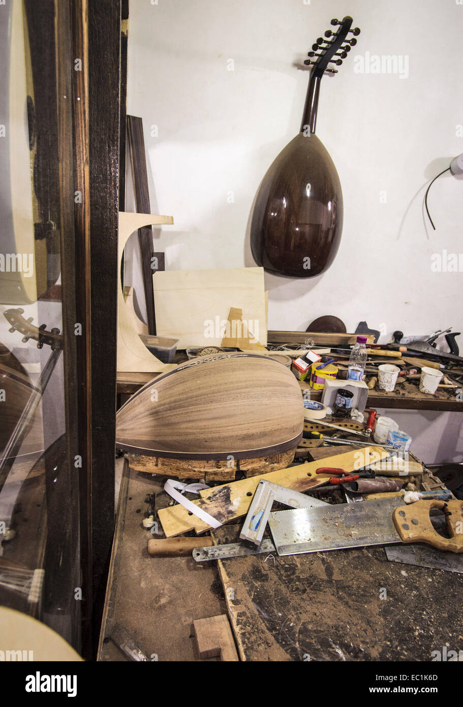 Ouds in Bau in Katar Maker Workshop. Mit aufwendigen und kunstvollen Holzarbeiten Entwürfe der Mandoline geformten Rücken. Stockfoto