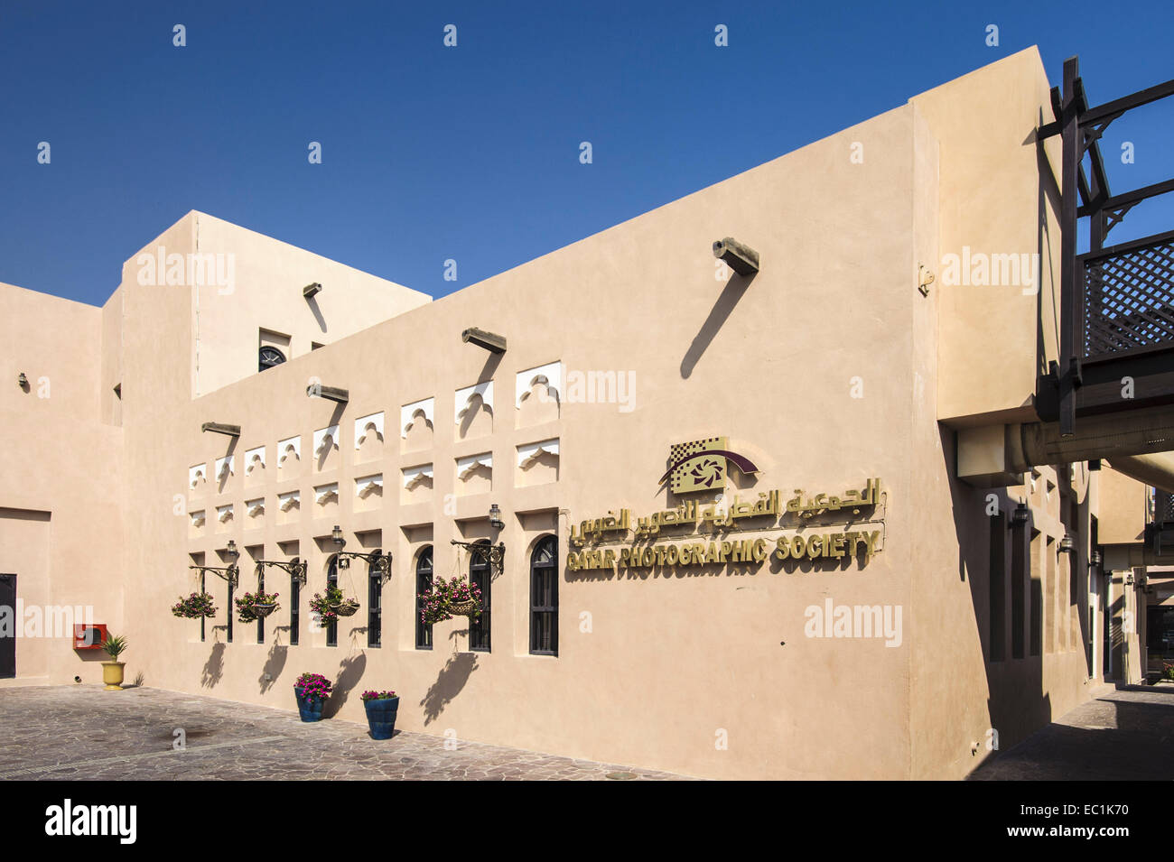Katara Kulturdorf: Photographic Society von Katar. Viele katarische Organisationen haben ihre Büros in Katara, dazu gehören Stockfoto