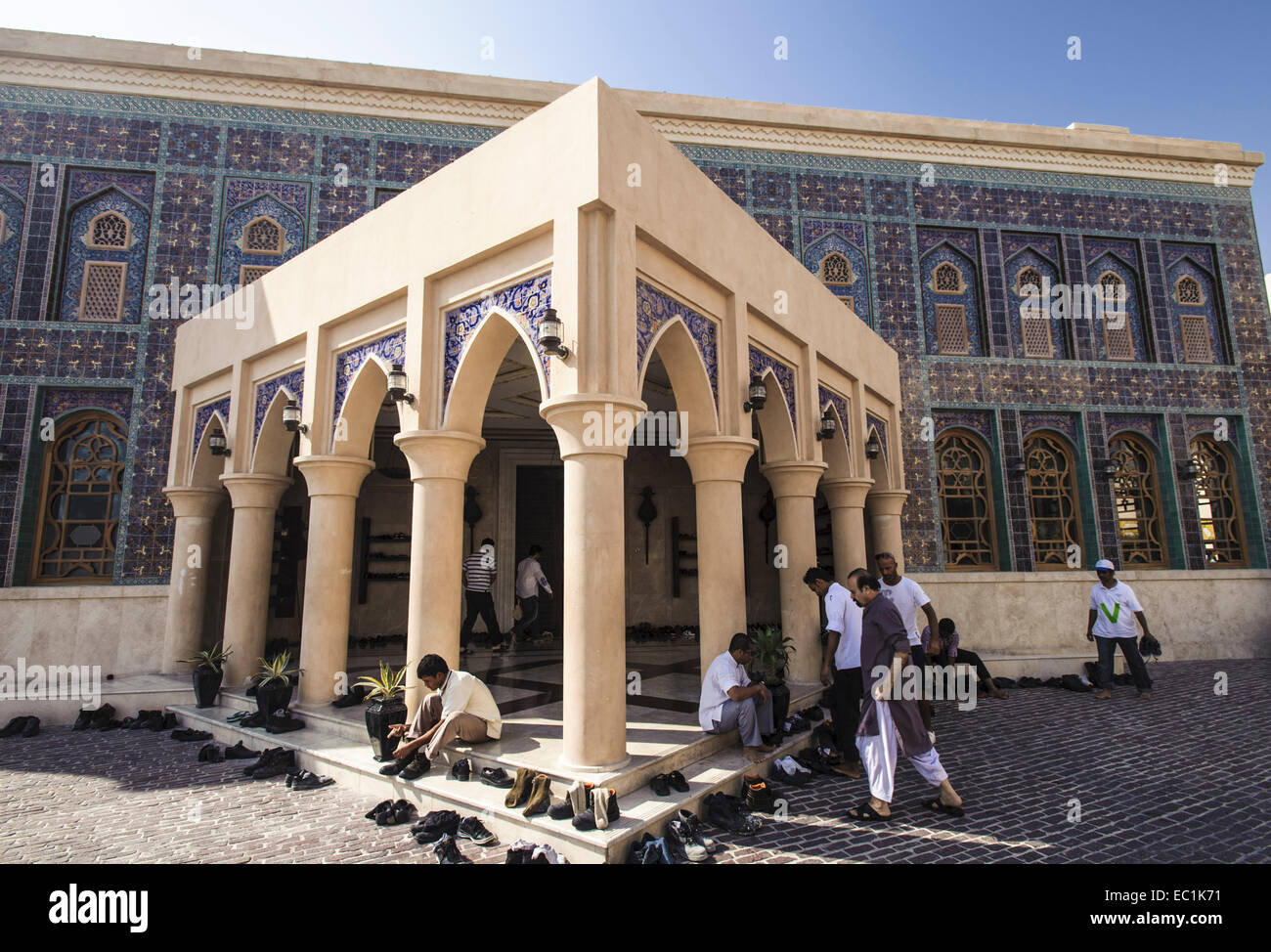 Katara Cultural Village: Gläubige entfernen Schuhe vor die Goldene Moschee Stockfoto
