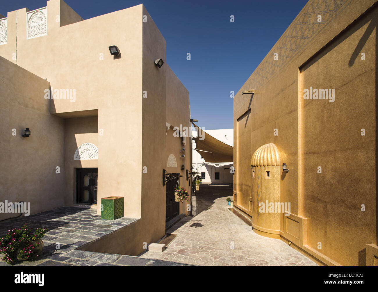 Katara Cultural Village: Goldene Fliesen auf der Seite der Goldenj-Moschee. Viele katarische Organisationen haben ihre Büros in Katara, dazu gehören die Qatari Gesellschaft für Ingenieure, Katar Fine Arts Society, Zentrum für visuelle Kunst, Qatar Photographic Society, Kindheit Kulturzentrum, Theatergesellschaft und Katar Music Academy. Stockfoto
