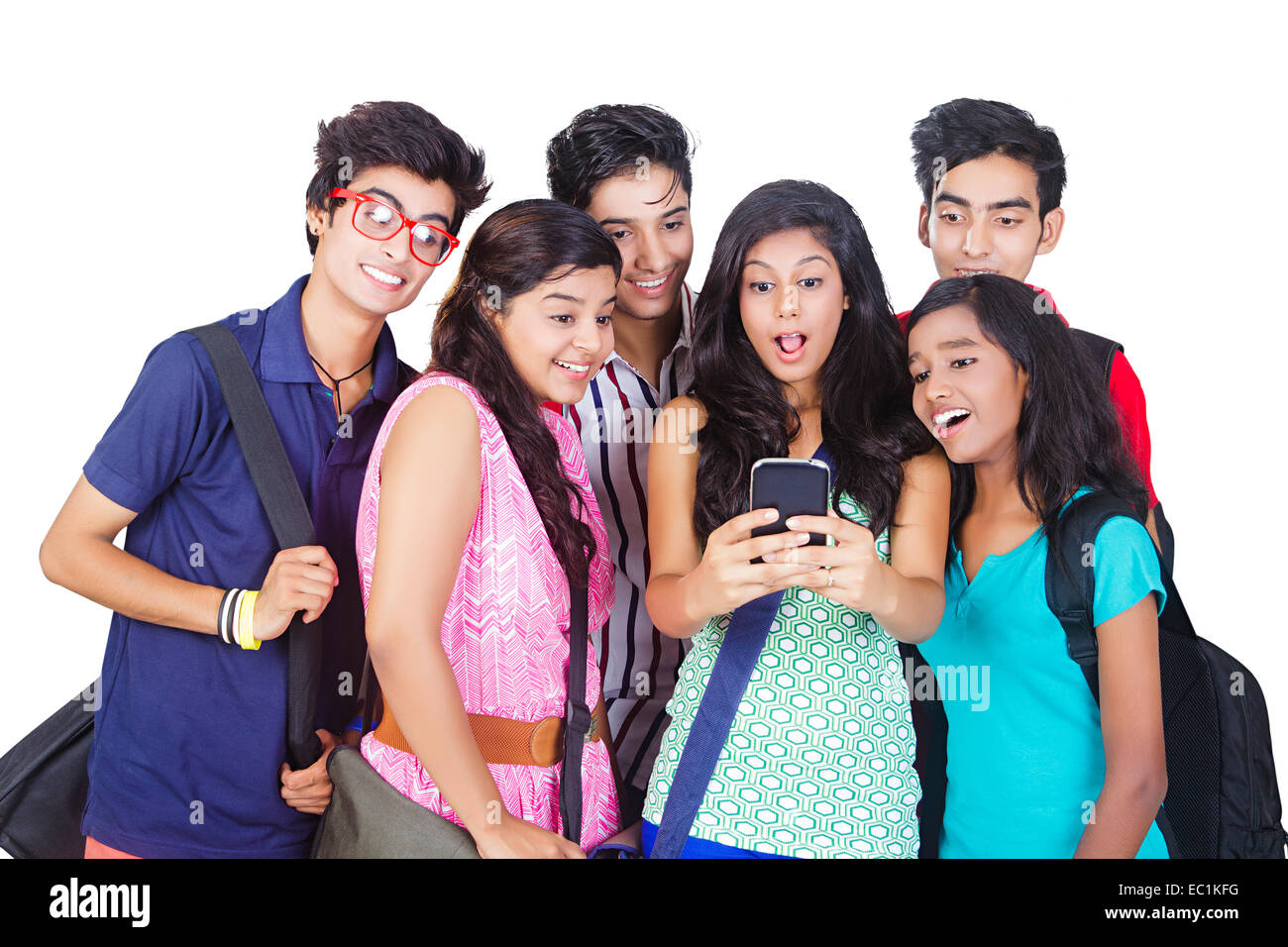 indische Studenten Freunde im Chat Telefon Stockfoto