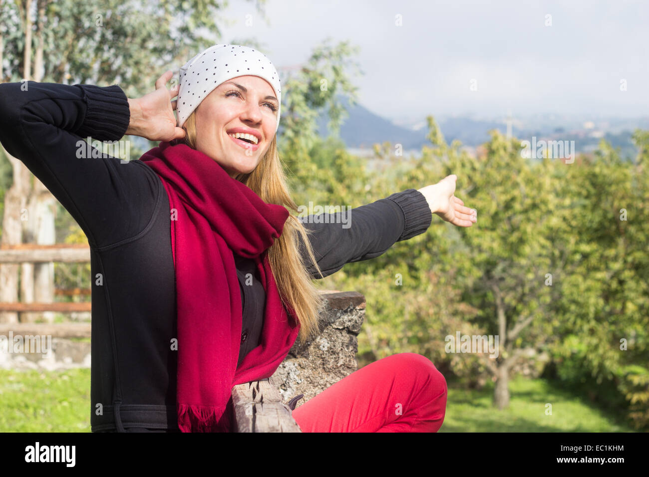 glücklich frei Freiheit junge Frau erholsamen Frühling Tag im freien Urlaub genießen 'Kopieren Raum' "Hände hob" rot, grün Stockfoto