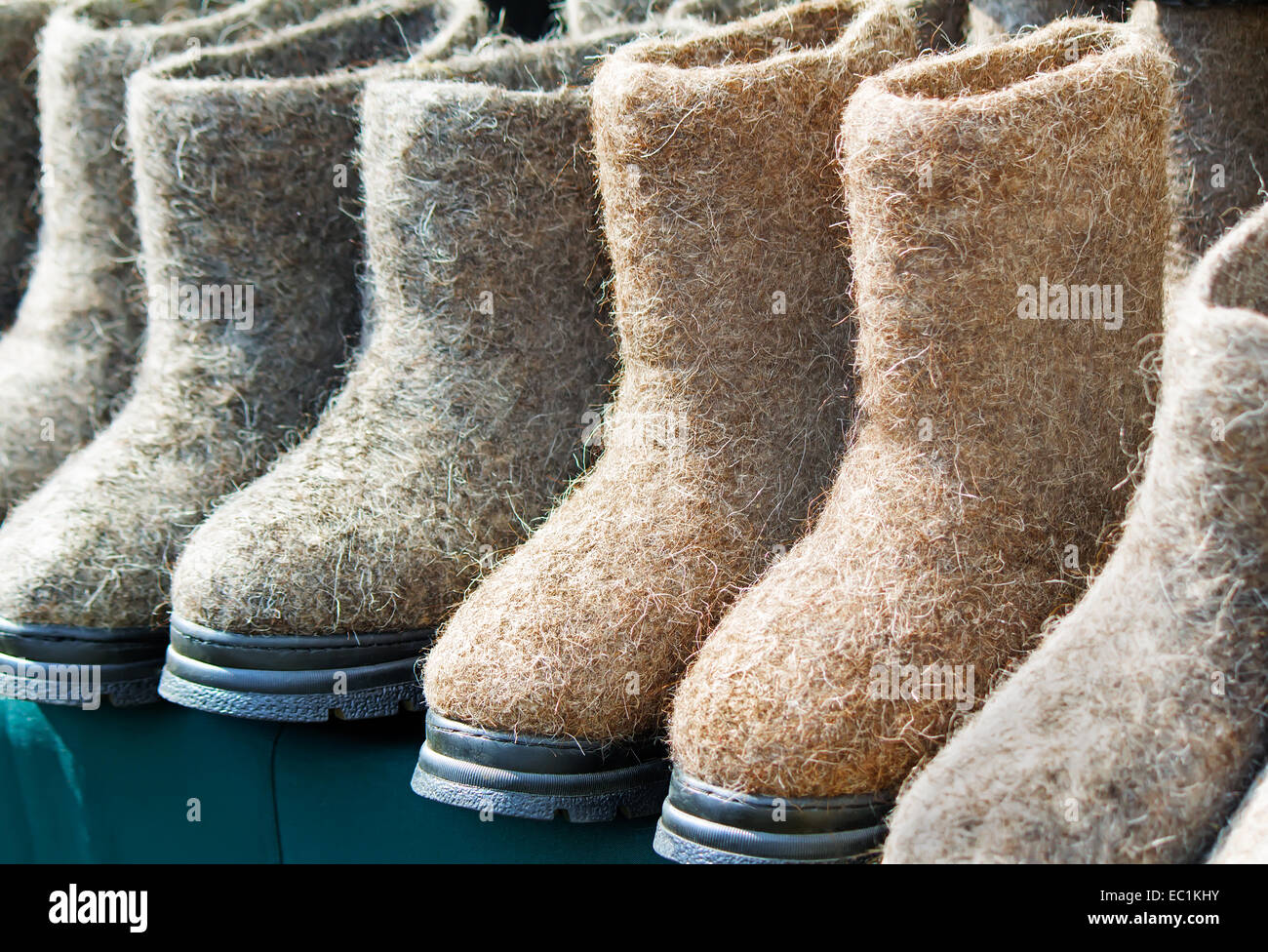 Warme Schuhe hergestellt aus Filz (Gummistiefel) in den Winter im Freien zu  arbeiten. Auf der Messe verkauft Stockfotografie - Alamy