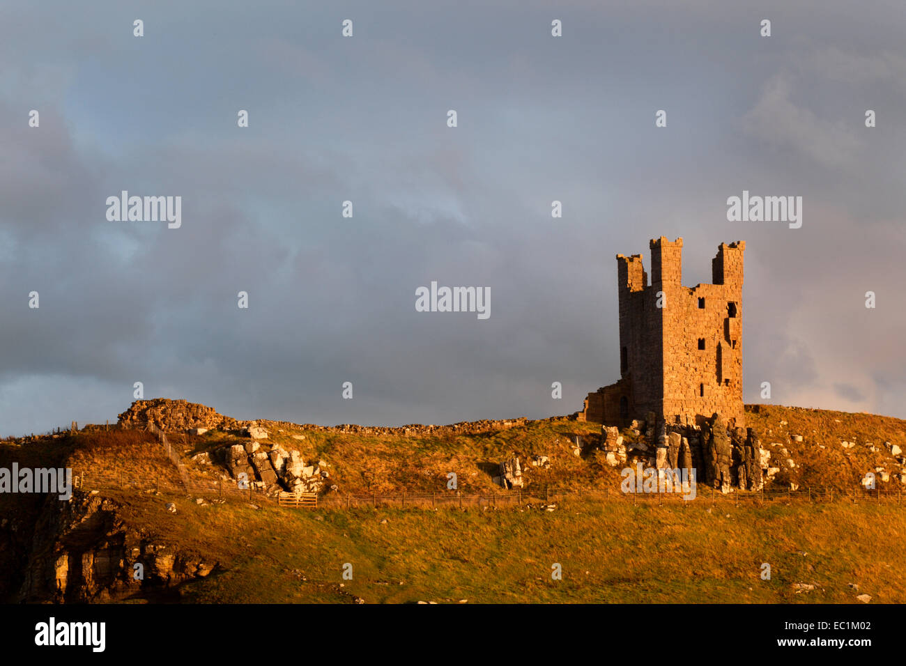 Abendlicht auf den Ruinen von Dustanburgh Burg Northumberland Küste England Stockfoto