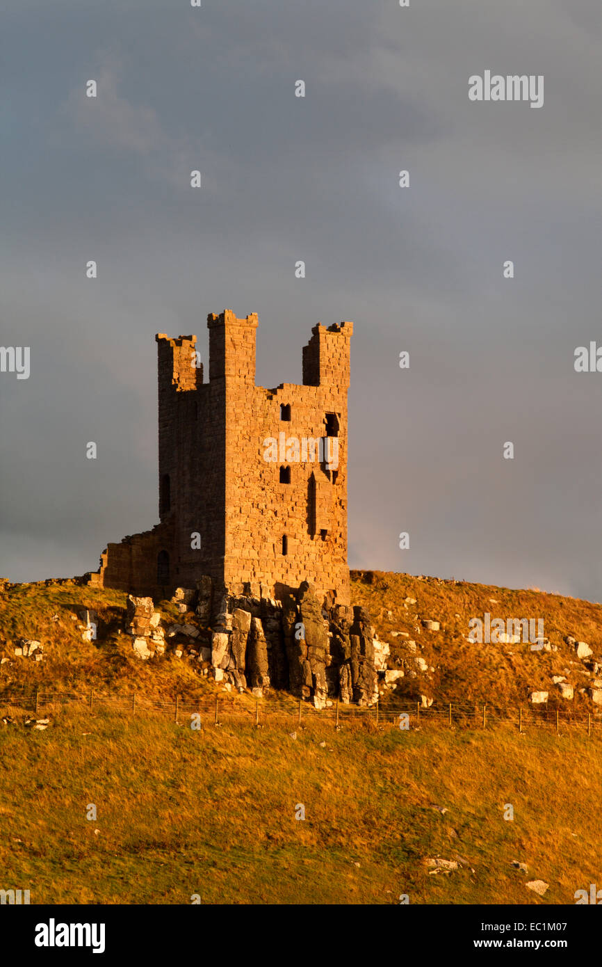 Abendlicht auf den Ruinen von Dustanburgh Burg Northumberland Küste England Stockfoto