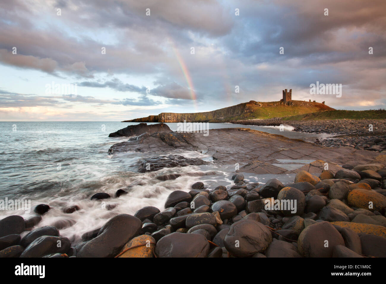 Regenbogen am Dunstanburgh Castle Northumberland Küste England Stockfoto