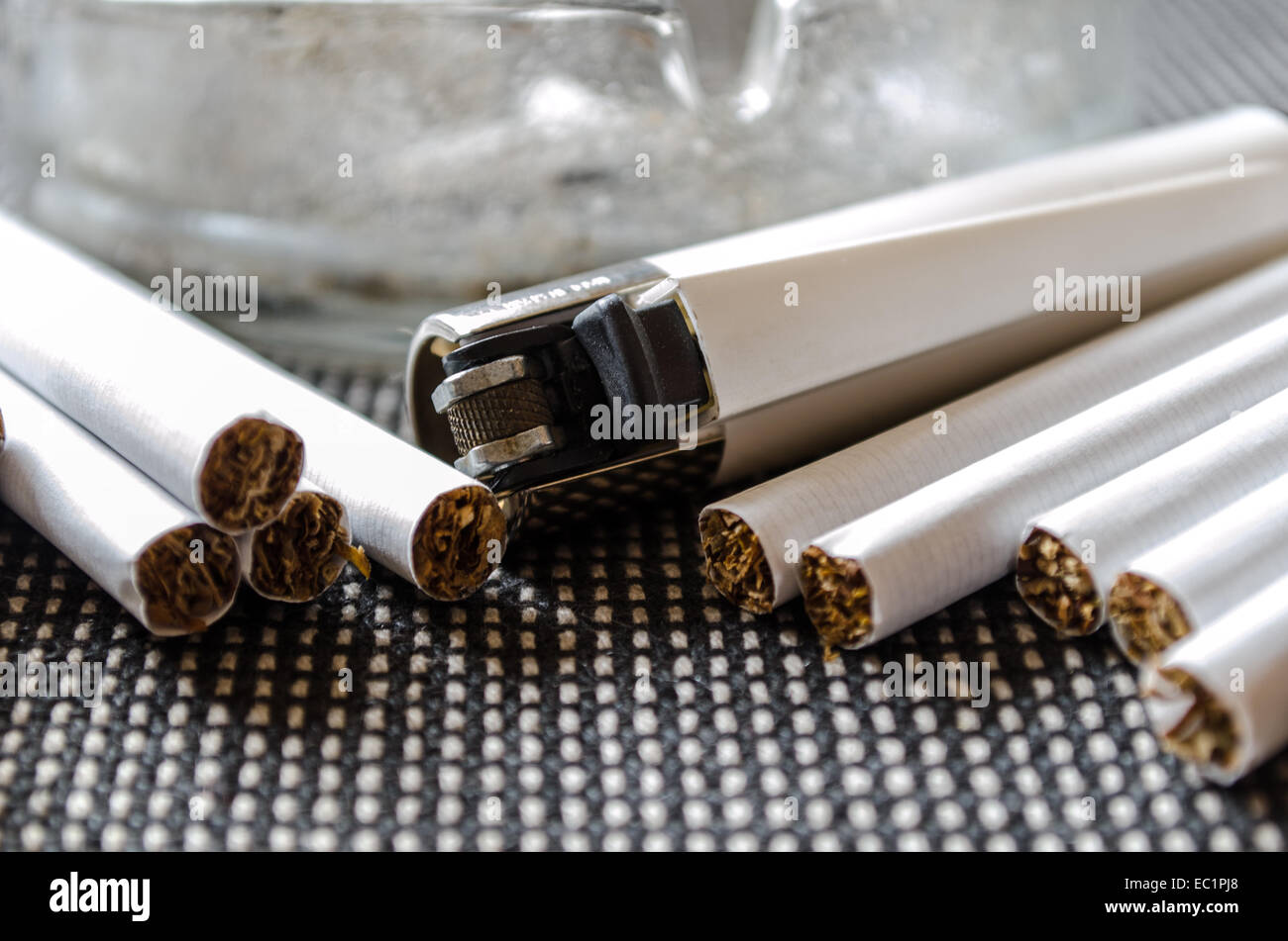 Aschenbecher und Feuerzeug auf einem dunklen Hintergrund closeup Stockfoto