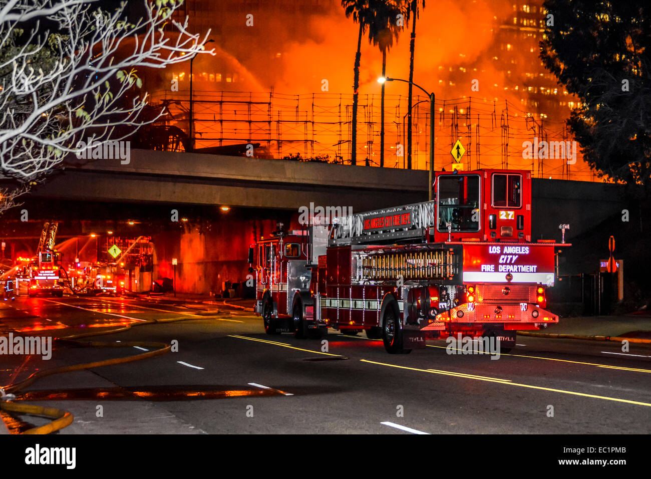 Los Angeles CA, USA 8. Dezember 2014 Feuerwehrleute bei einem großen Mehrfamilienhaus Feuer in der Innenstadt von Los Angeles die wichtigen Autobahnen herunterzufahren. Bildnachweis: Chester Brown/Alamy Live-Nachrichten Stockfoto