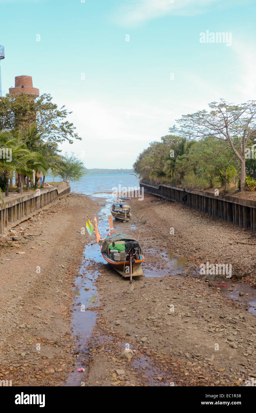 Ausgetrocknet Flussbett mit Boot, Koh Lanta, Thailand Stockfoto