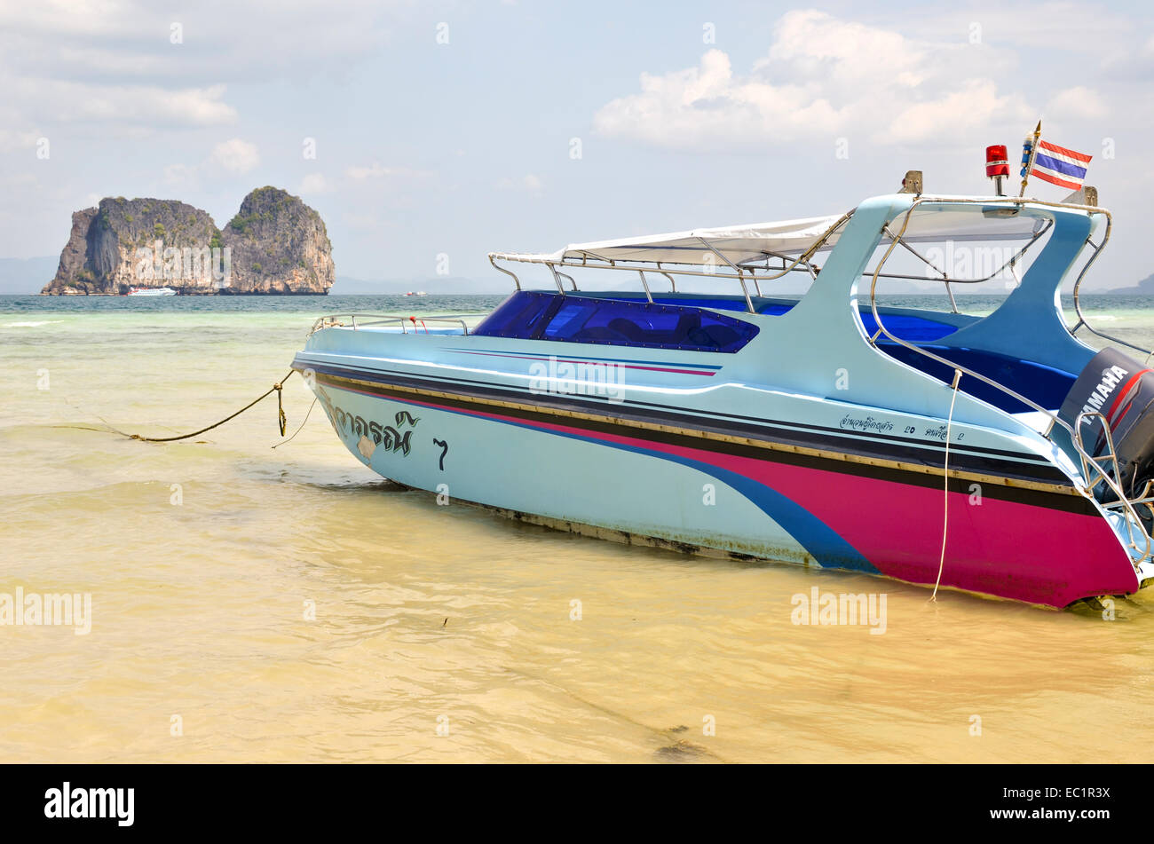 Schnellboot mit thailändische Flagge vertäut am Strand auf der Insel Koh Ngai, Thailand Stockfoto