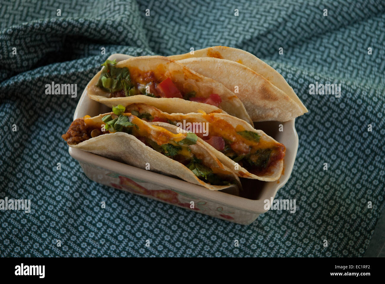 Vegetarische Linsensuppe Tacos. Stockfoto