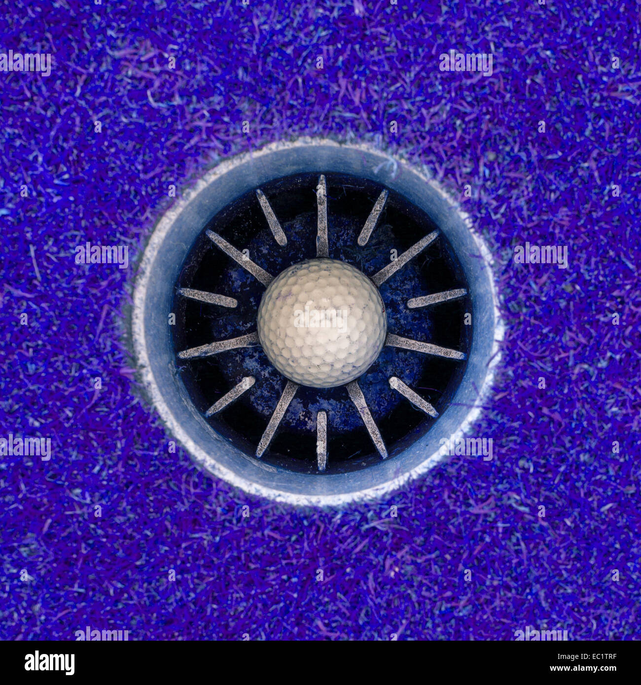 Hole in One - Golfball in der Tasse, blau Stockfoto