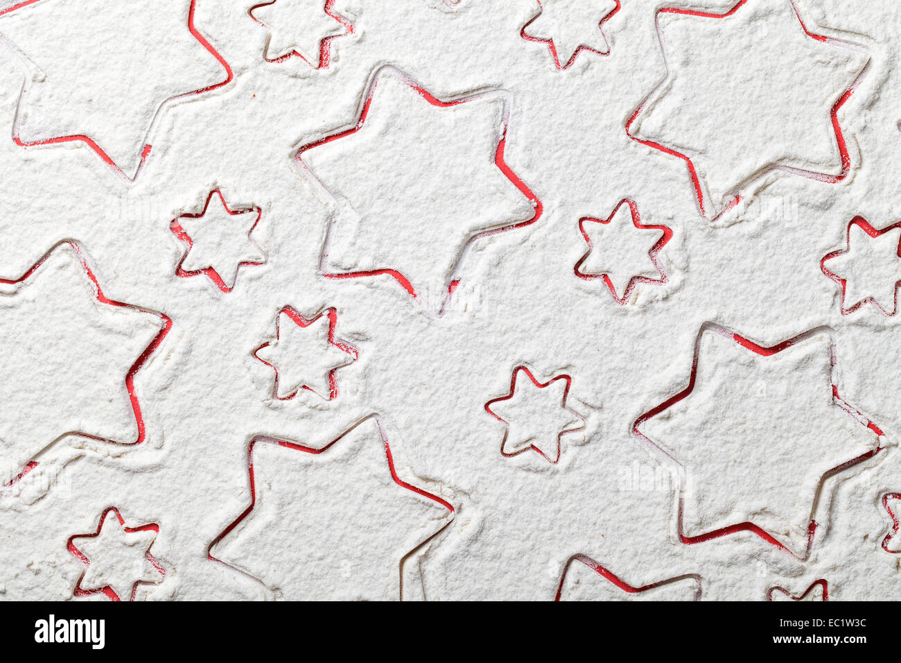 Weihnachtssterne auf Mehl Hintergrund. Weißes Mehl sieht aus wie Schnee. Ansicht von oben Stockfoto