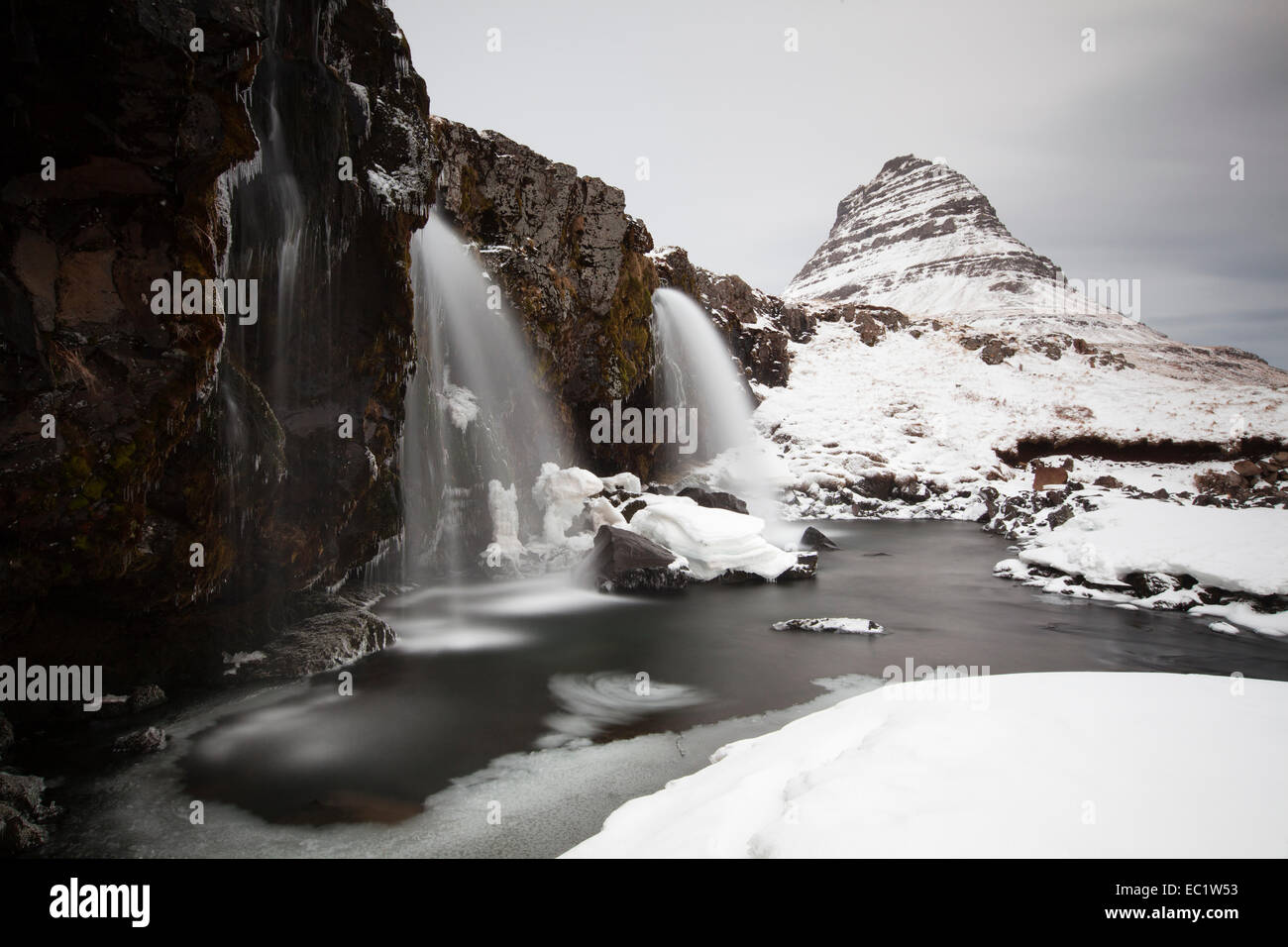 Kirkjufell Berg mit Wasserfall, Grundarfjörður, Western Region, Island Stockfoto