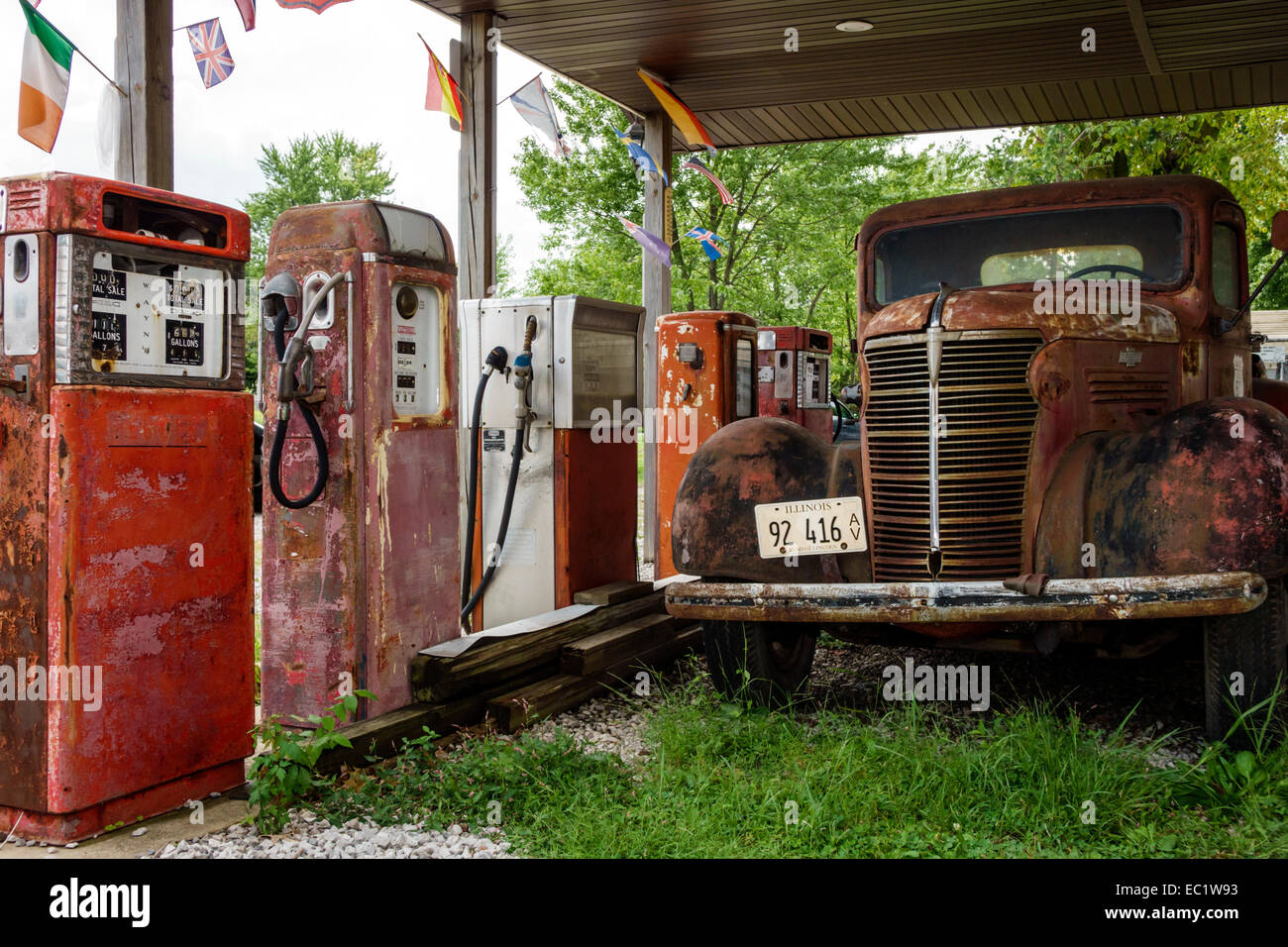 Illinois Staunton, Main Street, historische Highway Route 66, Henry's Ra66it Ranch, alte Gaspumpen, Benzin, Antiquitäten, Lastwagen, Americana, Kaninchen, IL140902052 Stockfoto