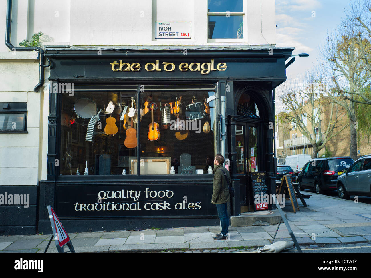 Der alte Eagle Pub in Camden, North London NW1 mit Musikinstrumenten in Witwe angezeigt. Stockfoto