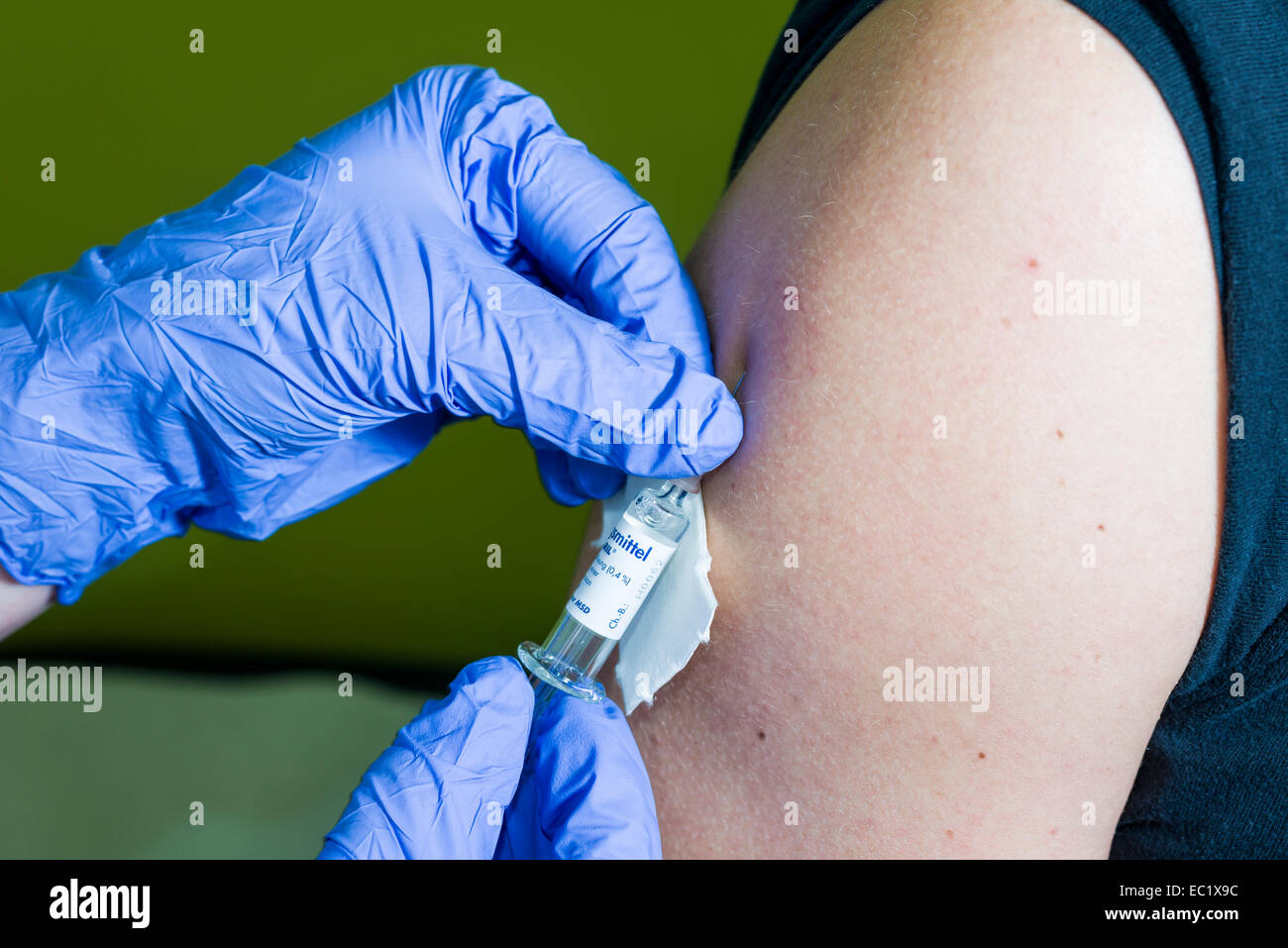 Injektion von Medizin in einen Arm, Berlin, Deutschland Stockfoto
