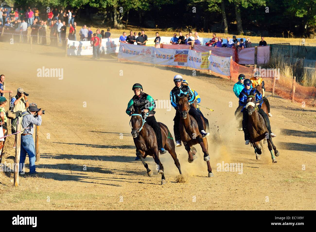 Wildes Pferd Rennen ohne Sattel auf dem Su Palu de Sa Itria Gavoi Festival, Provinz Nuoro, Italien, Europee Stockfoto