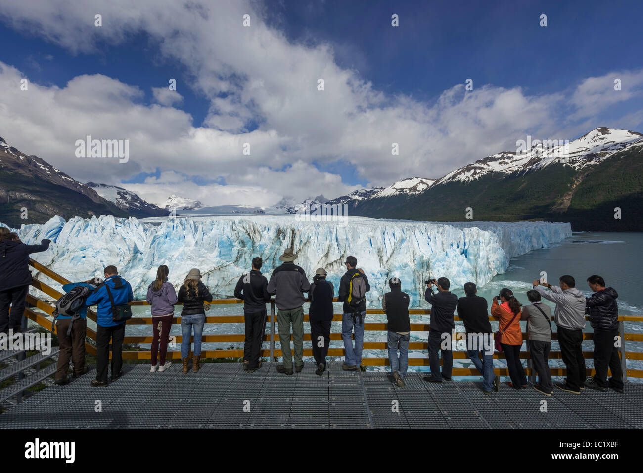 Touristen an der Perito Moreno Gletscher, Nationalpark Los Glaciares, Santa Cruz, Argentinien Stockfoto